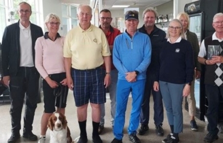 Distriktets traditionella golftävling avgjordes denna gång på Lycke Golfklubb. Leif i shorts och Annika i röd kjol.